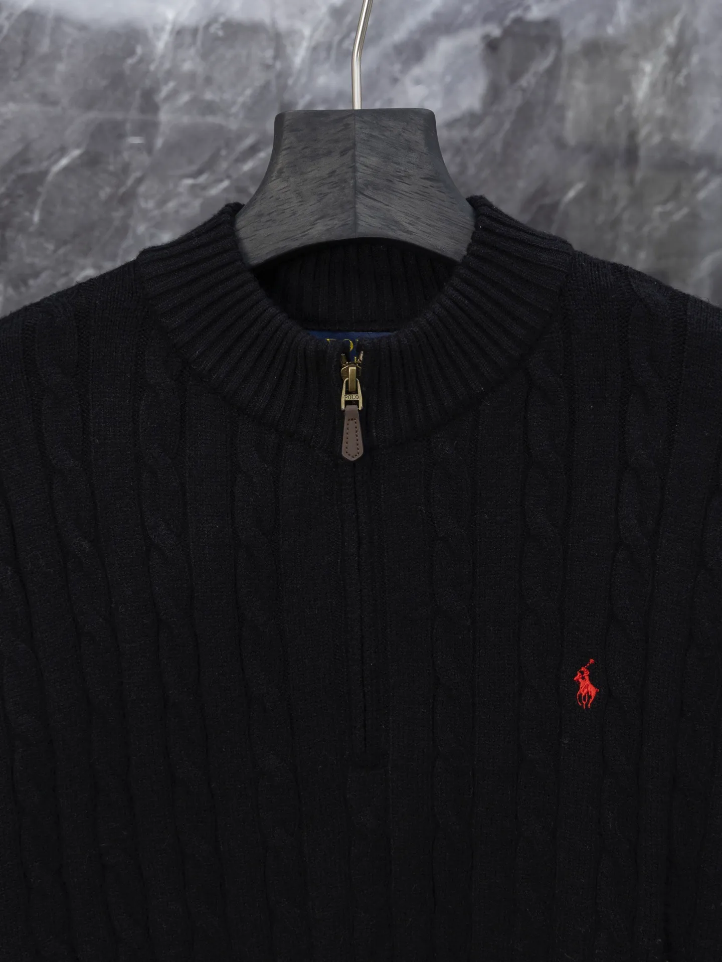 P230 Model No. J0132 Ralph Lauren classic pony embroidered stand-collar knitted sweater. Made of 400 cotton gauze fabric with clear lines. Original order customization 1:1 smooth and delicate lines. Better hand feel. Not easy to deform, not easy to shrink, not easy to fade. Maintains long-lasting beauty. Color Gray Black Size S-XL